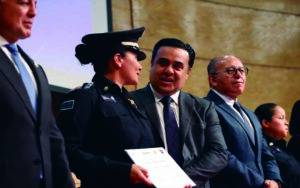 Luis Nava entrega acreditaciones a 17 policías en Querétaro