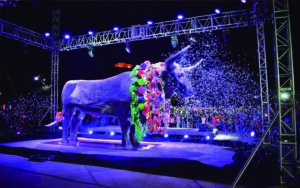 Presentan 'Escultura Monumental del Buey' en fiesta de El Pueblito