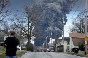 ¿Chernóbil?, tren con material tóxico desata posible desastre ambiental en Ohio, EU