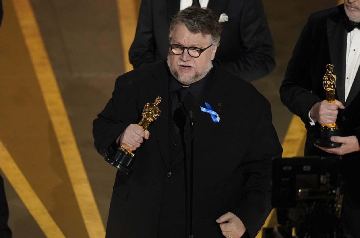 Guillermo del Toro recibe el Oscar a mejor largometraje animado por Guillermo del Toro's Pinocchio en los Oscar el domingo 12 de marzo de 2023 en el Teatro Dolby en Los Angeles. (Foto AP/Chris Pizzello)