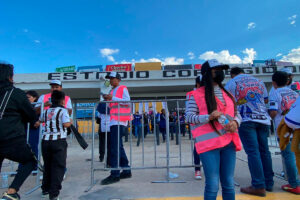 Integrantes de Barras de Gallos se quedan fuera del estadio Corregidora