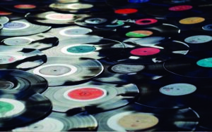 Repunta venta de vinilos en EU; supera venta de CDs por primera vez