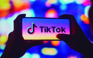 TikTok: Porqué analiza los videos que publican los usuarios
