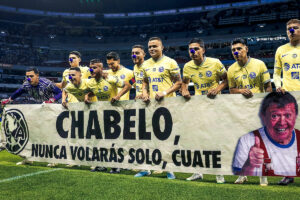 Dedican un minuto de aplausos a ‘Chabelo’ en el Estadio Azteca