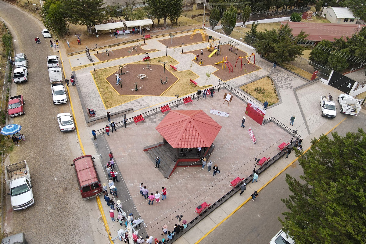 Entregan plaza principal en San José Itho y techumbre en La Manzana