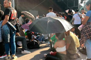 Fans de la Rosalía acampan para verla en el Zócalo