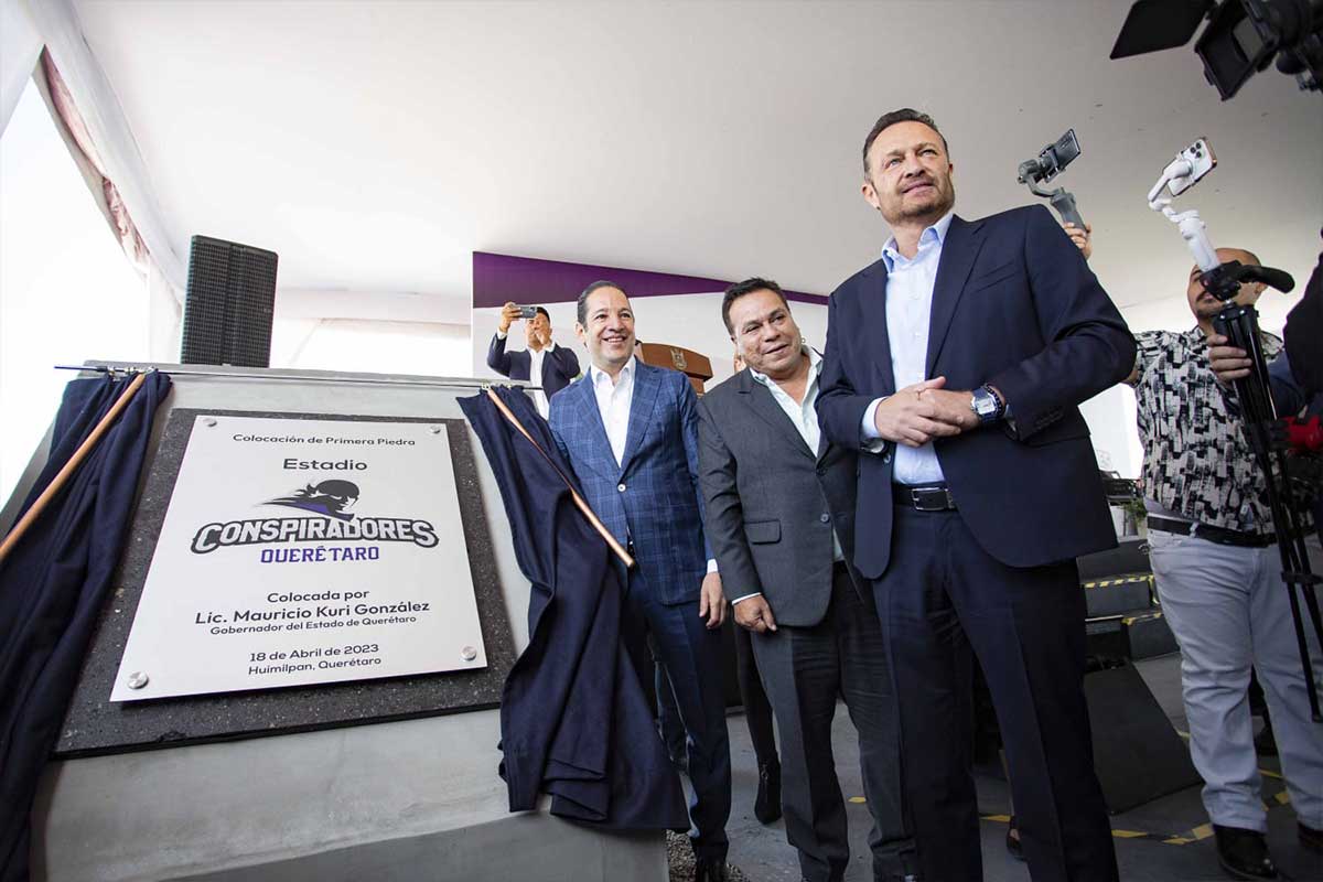 Francisco Domínguez, Juan Guzmán y Mauricio Kuri en la colocación de la primera piedra del Estadio de béisbol Conspiradores de Querétaro. 