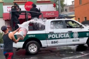Mojan a policías en CDMX por sábado de gloria, así reaccionaron