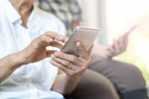 Regalarán celulares a adultos mayores: ¿Dónde y cuándo?