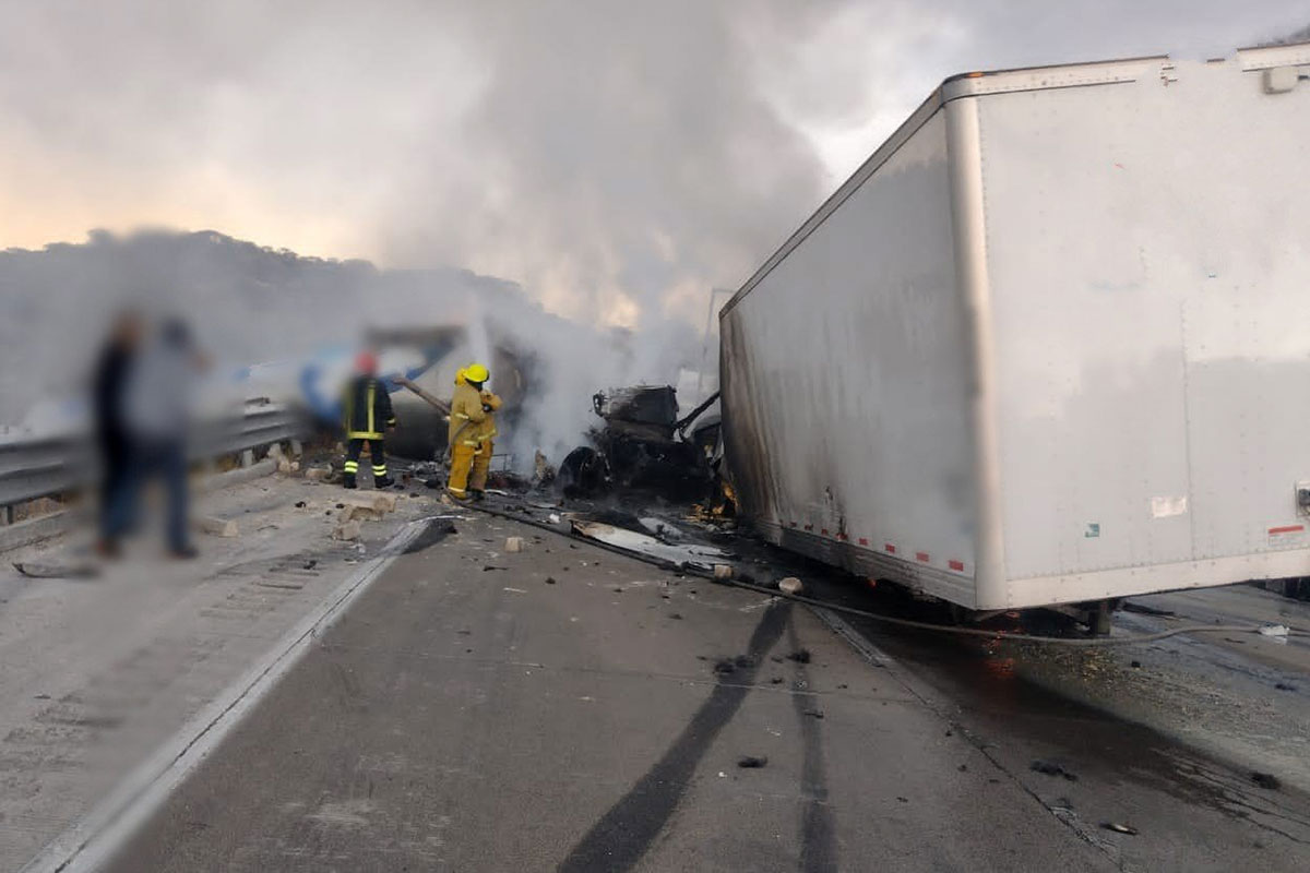 Accidente en la autopista México – Querétaro deja dos trailers incendiados