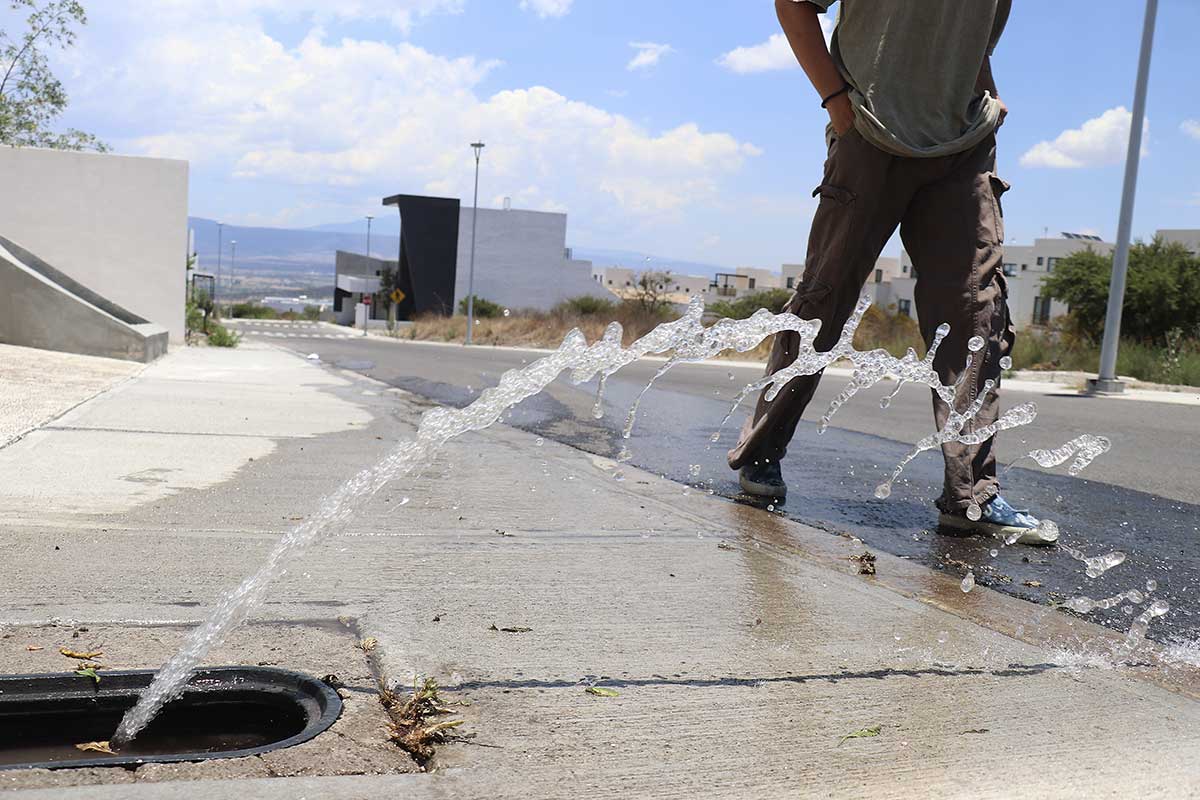 El 50 por ciento del agua que se distribuye en Querétaro se desperdicia por fugas o tomas clandestinas.