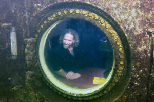 Hombre de Florida rompe récord del mayor tiempo viviendo bajo el agua