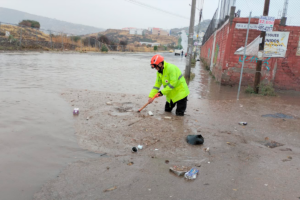 Llaman autoridades municipales a tirar basura en contendores para evitar inundaciones