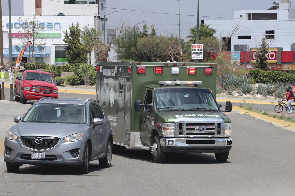 Obstaculizar el paso de un vehículo de emergencias o aprovechar la velocidad a la que van para ir detrás de ellos es motivo de sanción en el estado de Querétaro.