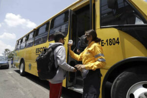 Operadores de transporte escolar brindarán primeros auxilios psicológicos