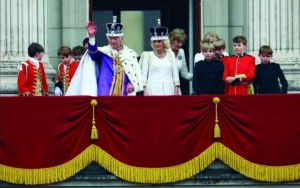 Familia real saluda a sus seguidores tras la coronación
