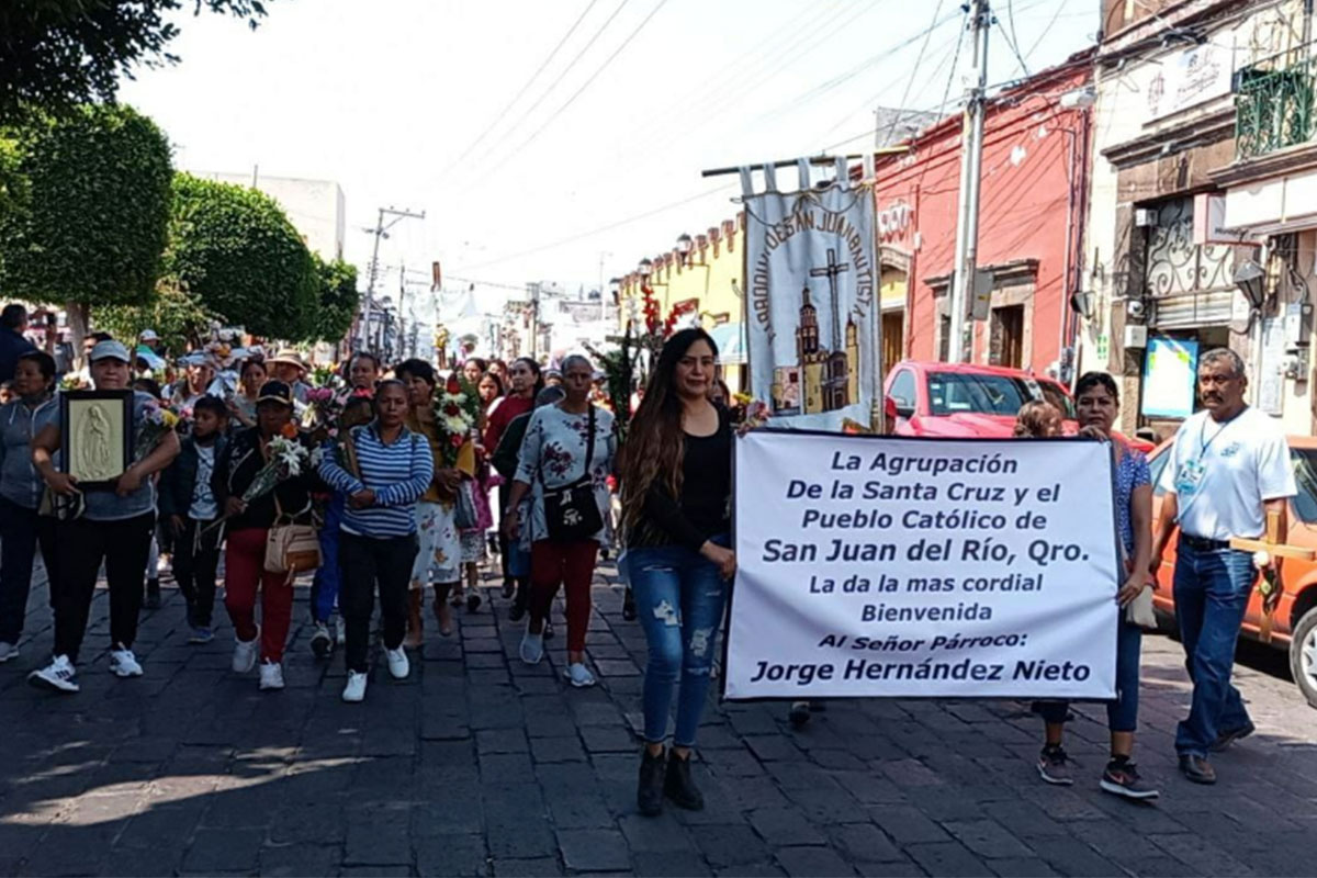 Devotos realizaron el recorrido por avenida Juárez. / Fotografía: Jena Guzmán
