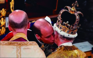 William le juró lealtad a Carlos III y le besa la mejilla tras su coronación