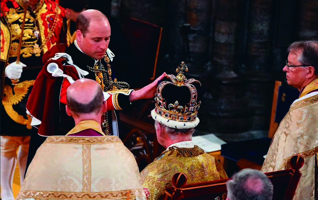 William le juró lealtad a Carlos III y le besa la mejilla tras su coronación