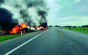 Mueren 13 personas tras choque de tráiler con camioneta en Tamaulipas