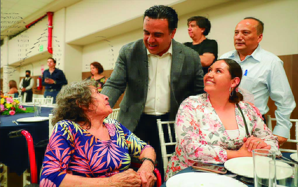 Luis Nava festeja a madres locatarias de Lomas de Casa Blanca