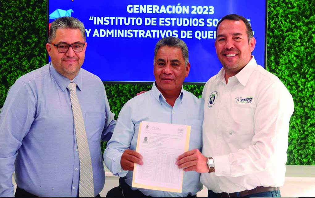 Roberto Cabrera entrega de certificados de bachillerato en SJR