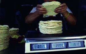 Precio de la tortilla llega hasta los 30 pesos el kilo