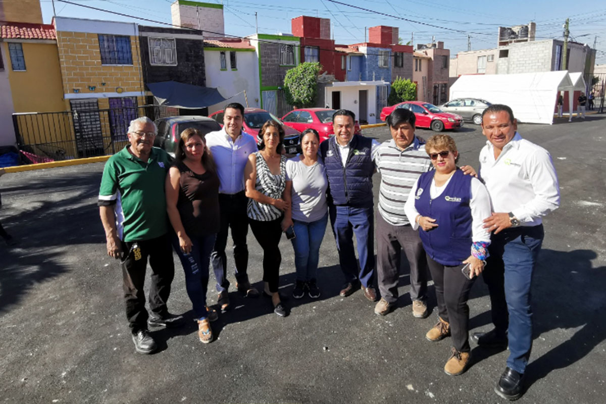 Luis Nava entrega beneficios del programa de Mejora de Condominios / Foto: Especial 