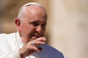 Papa Francisco abandona Hospital tres días internado
