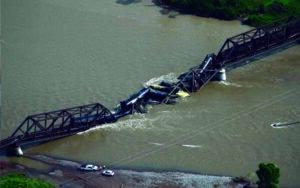 Colapsa puente ferroviario sobre el río Yellowstone en EU
