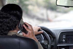 El Reglamento de la Ley de Tránsito para el estado de Querétaro contempla multas de 30 a 35 veces la UMA, es decir, de entre 3 mil 112 y 3 mil 631 pesos a quien conduzca con celular.