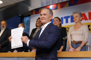 Miguel Ángel Mancera se registra como aspirante a la candidatura presidencial