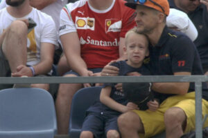 Niño llora por choque de Checo Pérez en la práctica del Gran Premio de Hungría
