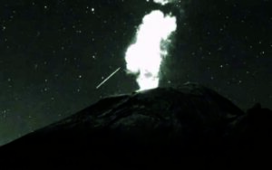 Captan paso de estrella fugaz cerca del volcán Popocatépetl (VÍDEO)
