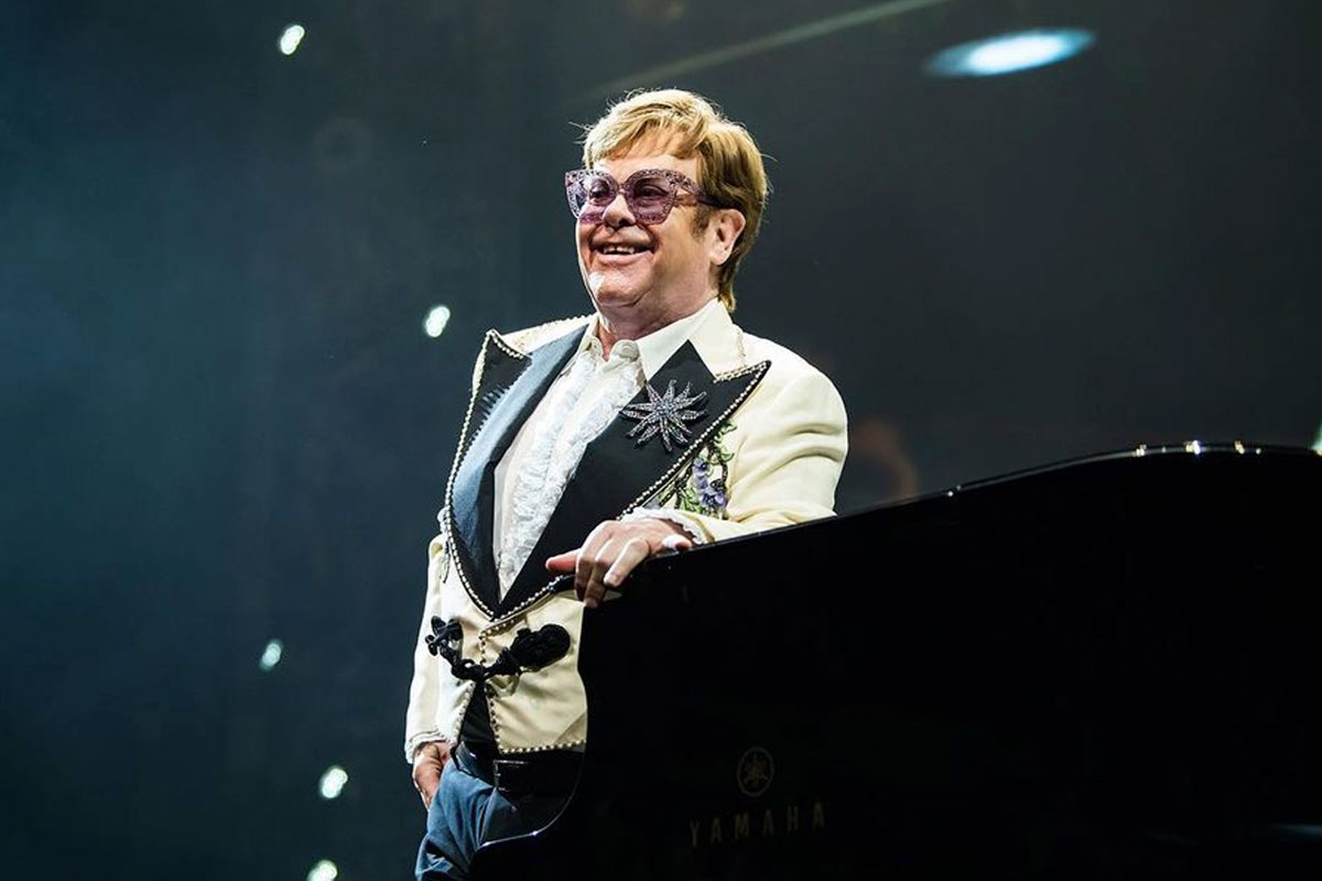 Elton John es hospitalizado por accidente en Francia