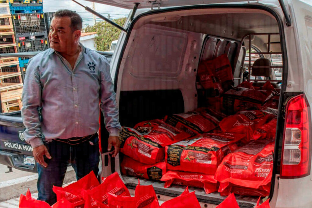 Fiscalía de Querétaro dona alimento para perros, que fueron decomisados