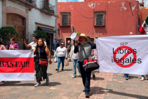 Marchan en contra de libros de texto en calles de Querétaro