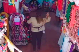 Mujer golpea con un palo a abuelita en Michoacán