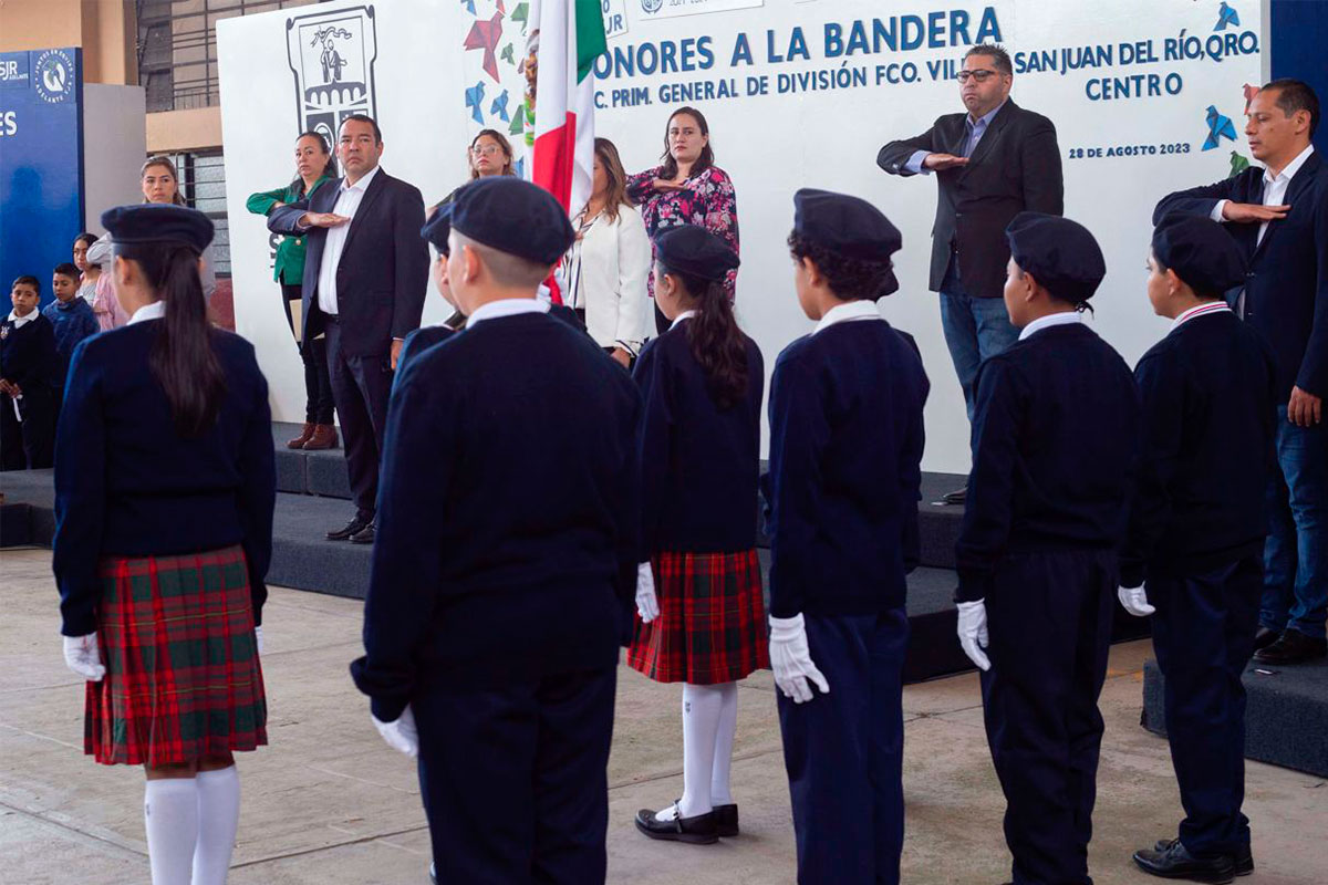 Roberto Cabrera encabeza ceremonia de honores a la Bandera e inicio del ciclo escolar 2023-2024 / Foto: Especial 