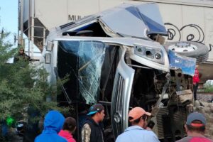 Trágico accidente entre camión de pasajeros y tren en El marqués