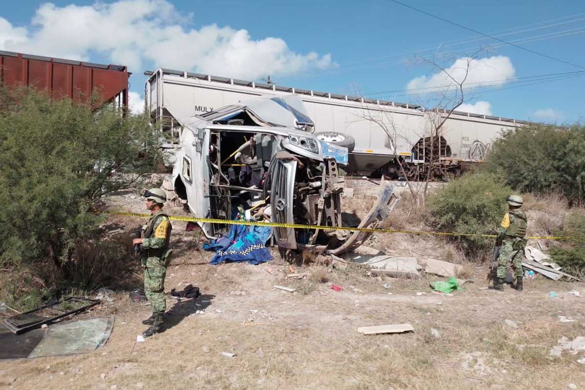 Trágico accidente entre camión de pasajeros y tren en El marqués / Foto: Sedena