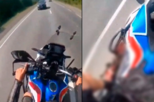 VIDEO: Motociclista pierde un pie por intentar rebasar