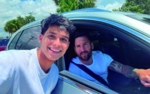 Lionel Messi da beso a fanático en plena calle; admirador enloquece