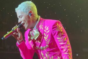 Cantante de RBD causa indignación por vestir traje de charro rosa