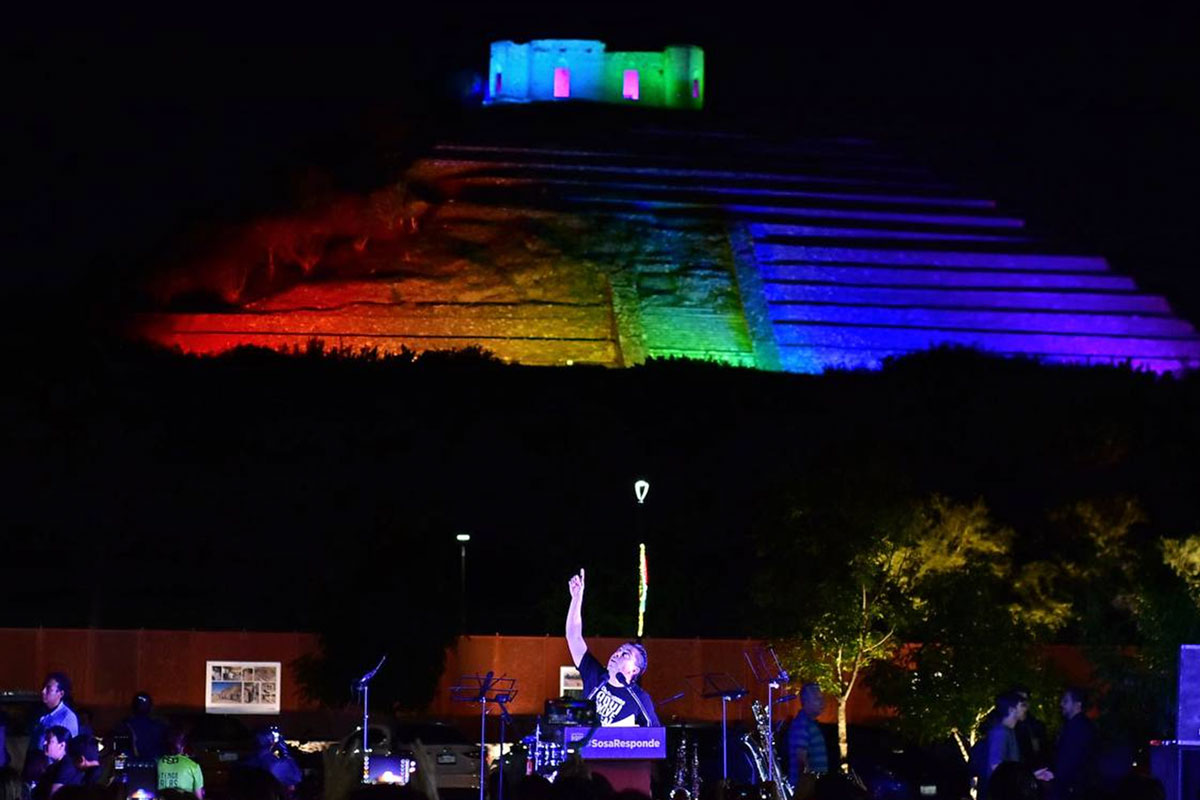 Cautiva iluminación escénica de la Pirámide en Corregidora