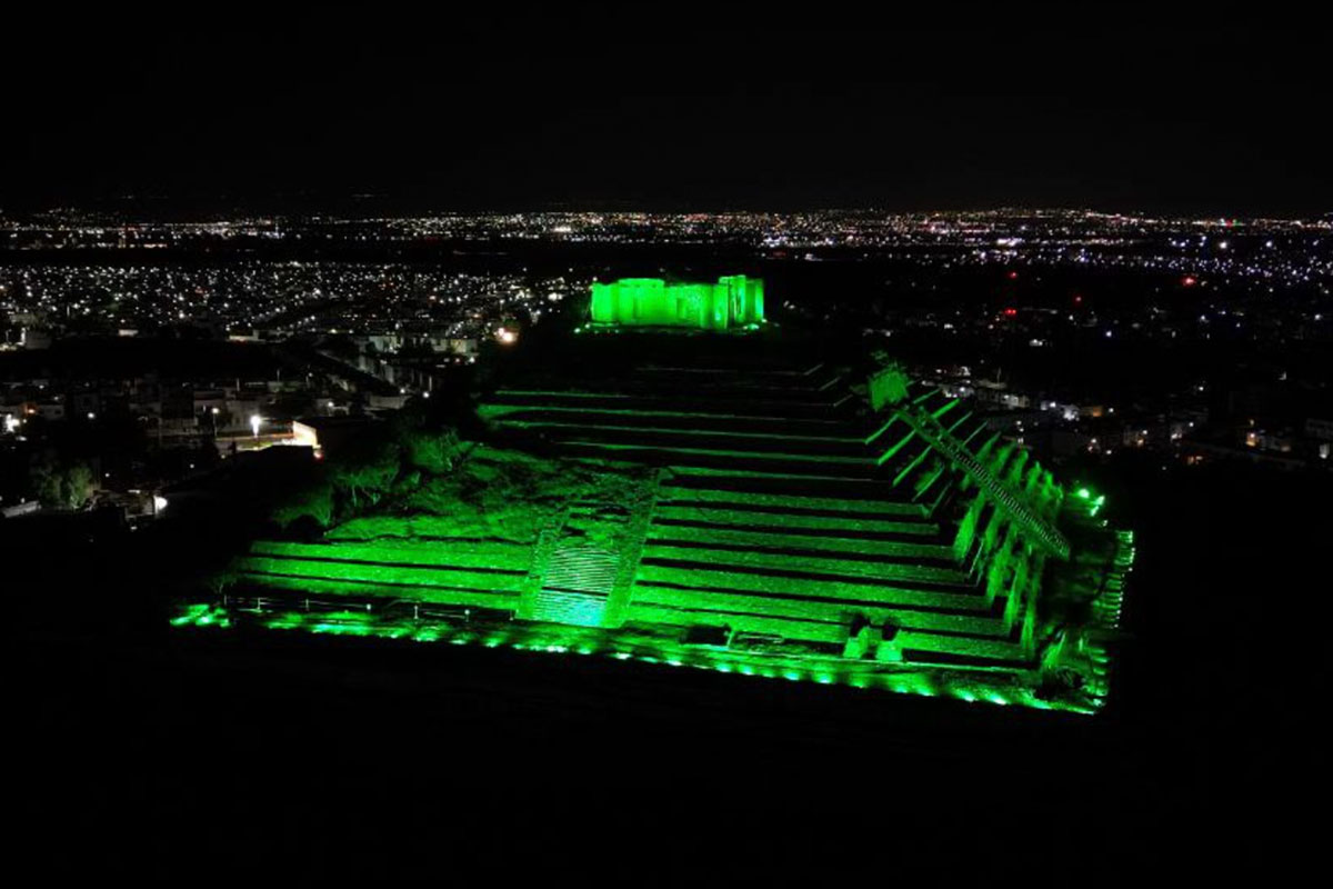 Cautiva iluminación escénica de la Pirámide en Corregidora