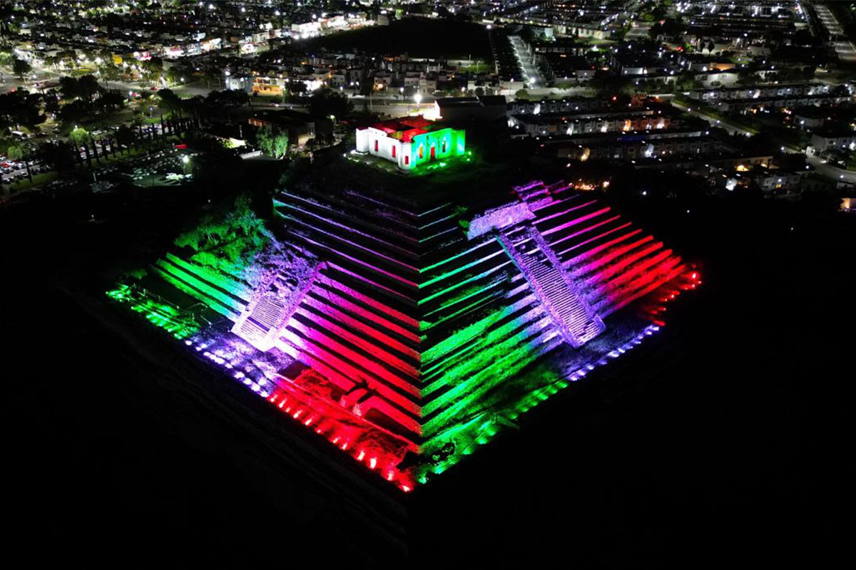 Cautiva iluminación escénica de la Pirámide en Corregidora / Foto: Especial