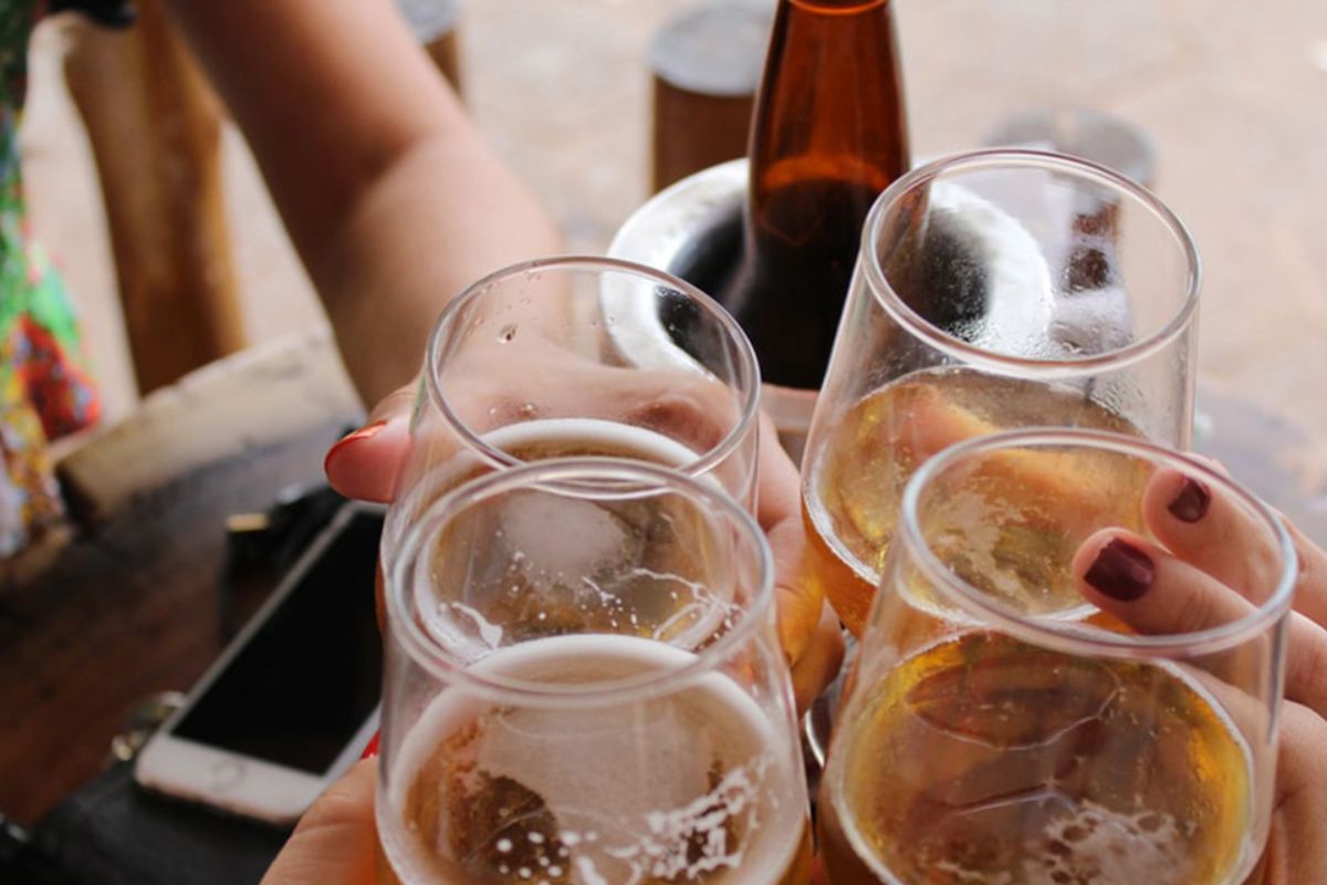 El alcohol está relacionado con cáncer de mama, boca, garganta, entre otros. / Archivo