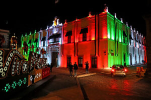 Colores patrios pintan el Centro Histórico de Querétaro
