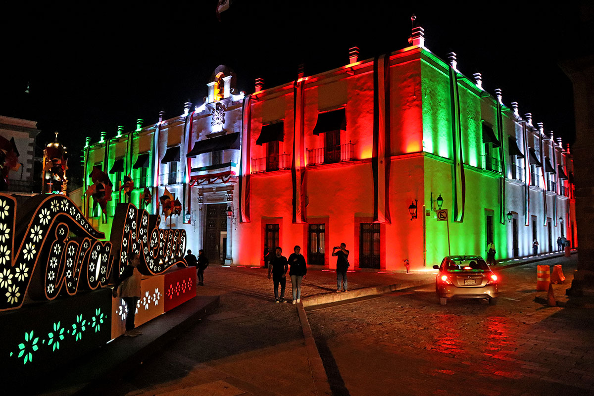 Colores patrios pintan el Centro Histórico de Querétaro / Foto: Armando Vázquez 